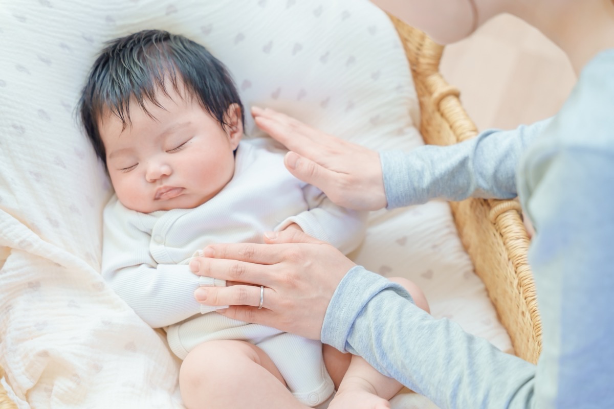 0歳児の保育経過記録を書く保育士